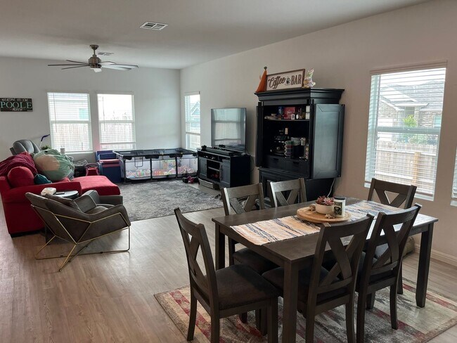 Foto del edificio - Gorgeous 4 Bedroom/3 Bathroom 1-Story Home...