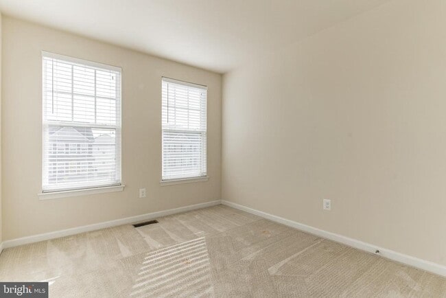 Building Photo - 25621 Pleasant Valley Rd