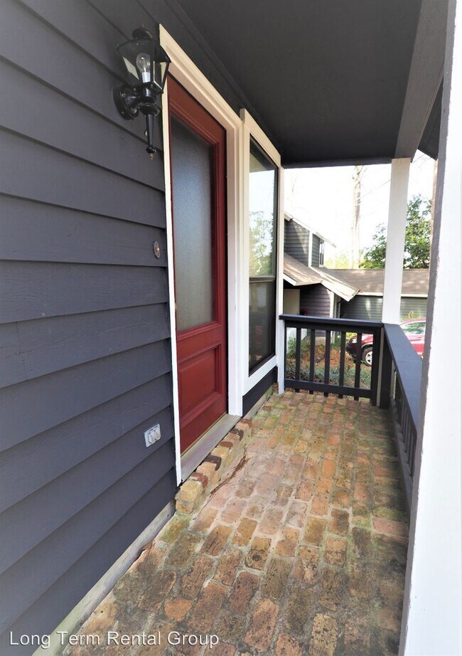 Building Photo - 2 br, 1.5 bath House - 2 Lakeshore Drive