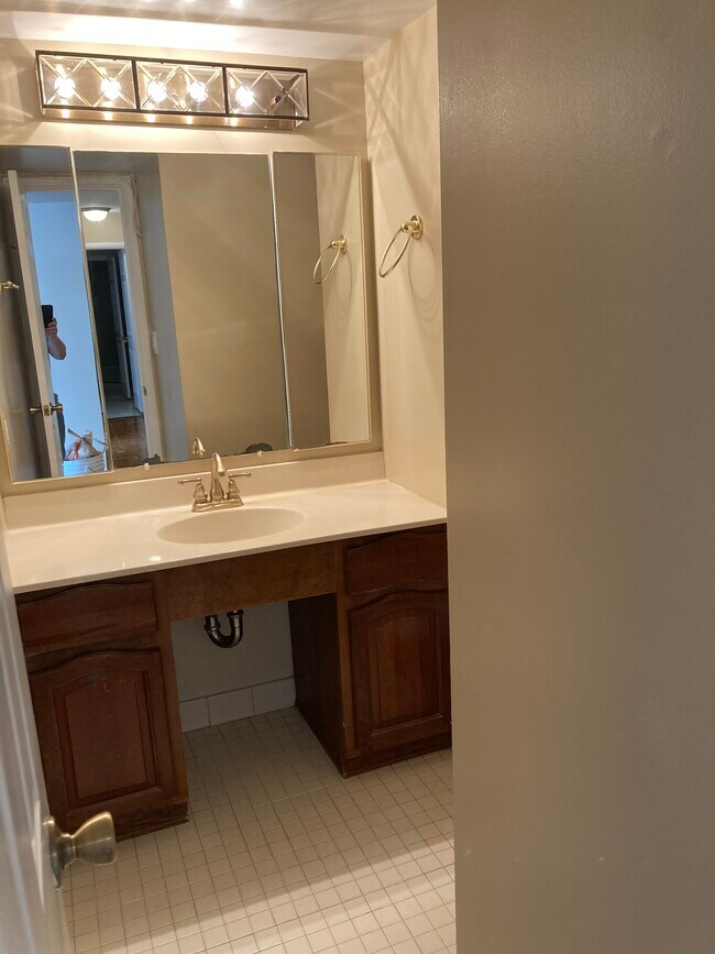 1/2 baño - 1077 30th St NW
