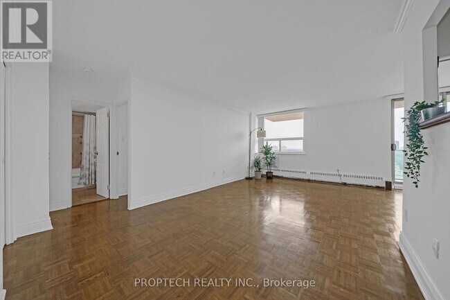Photo du bâtiment - 5949-5949 Yonge St