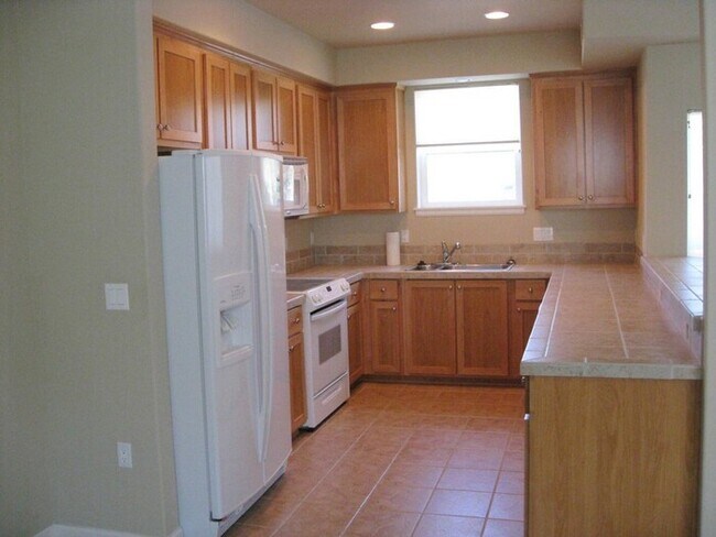 Building Photo - 10925 SW 130th Ave