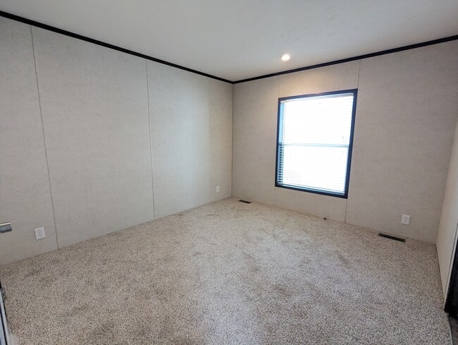 Building Photo - 46000 Geddes Rd