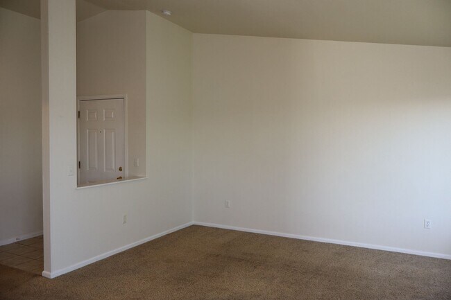 Building Photo - Bright 2 Bed, 2 Bath Condo w/ Garage & Poo...