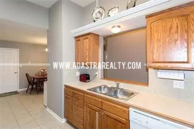 Building Photo - Spacious Maintinence Free Townhome in Gard...