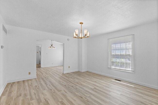 Foto del edificio - Updated three bedroom home