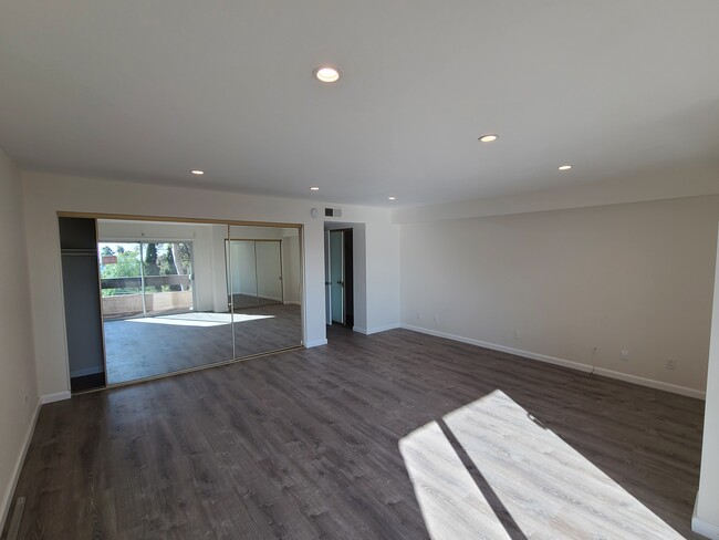 Master Br pic 1 - 2700 Cahuenga Blvd E