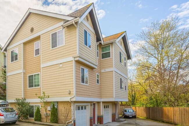 Building Photo - IMMACULATE Townhome Minutes from Downtown…