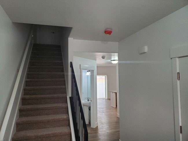 Building Photo - CHECK OUT THIS DARLING 3 BED + Additional office space, 2.5 BATH TOWNHOME IN SUGAR CITY--INTERNET...