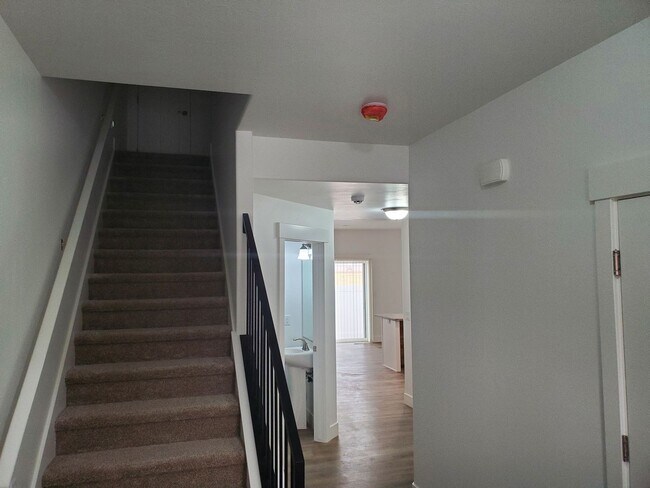 Foto del edificio - CHECK OUT THIS DARLING 3 BED + Additional office space, 2.5 BATH TOWNHOME IN SUGAR CITY--INTERNET...
