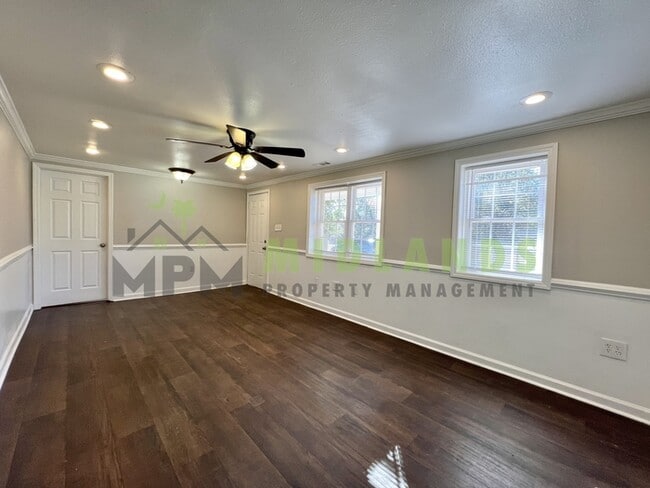 Building Photo - 472 Coleman Ave