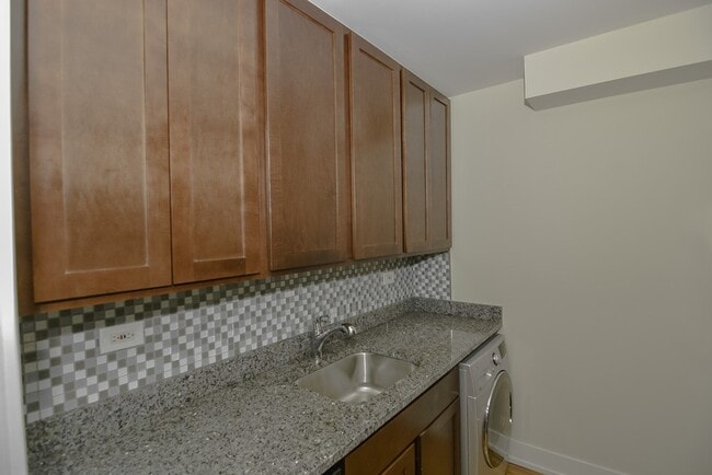 Foto del edificio - 560 W Arlington Pl