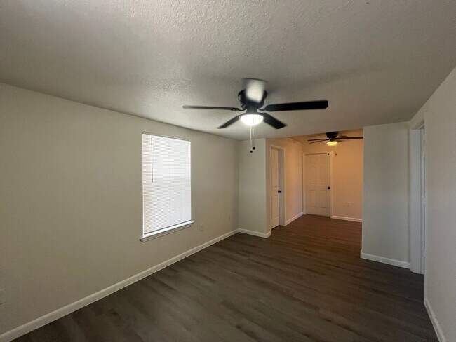 Building Photo - 415 Elmwood Dr