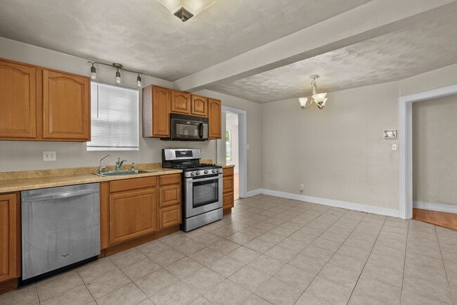 Building Photo - Charming 3-Bedroom Home for Rent in Norfolk!