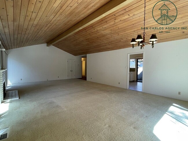 Building Photo - Two Bed Home in Country Club Gate Community