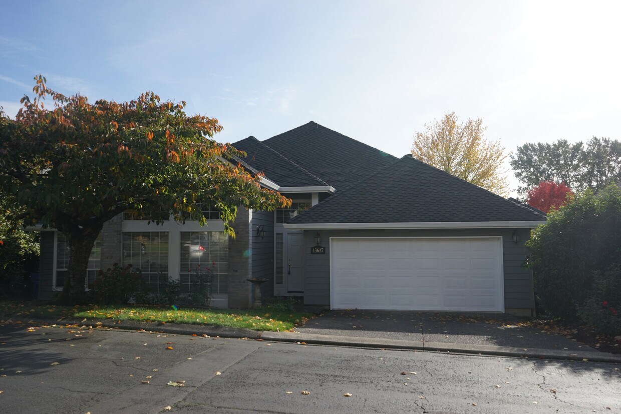 Primary Photo - Gorgeous Remodeled Home for Lease in Steam...