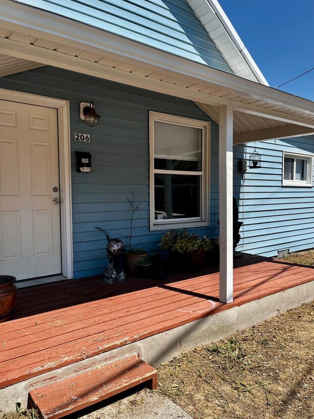 Primary Photo - Adorable House with a Shop!!