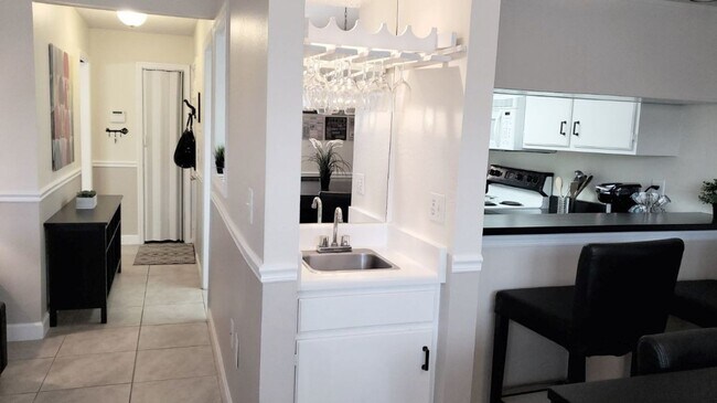 Foto del edificio - Beautiful  Furnished 1/1 condo x Rent  in Winter Park Next to Full Sail University !