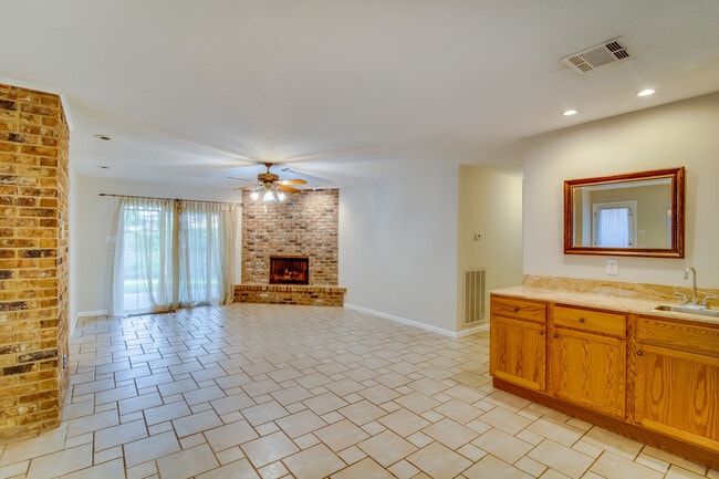 Building Photo - 5112 Belle Dr