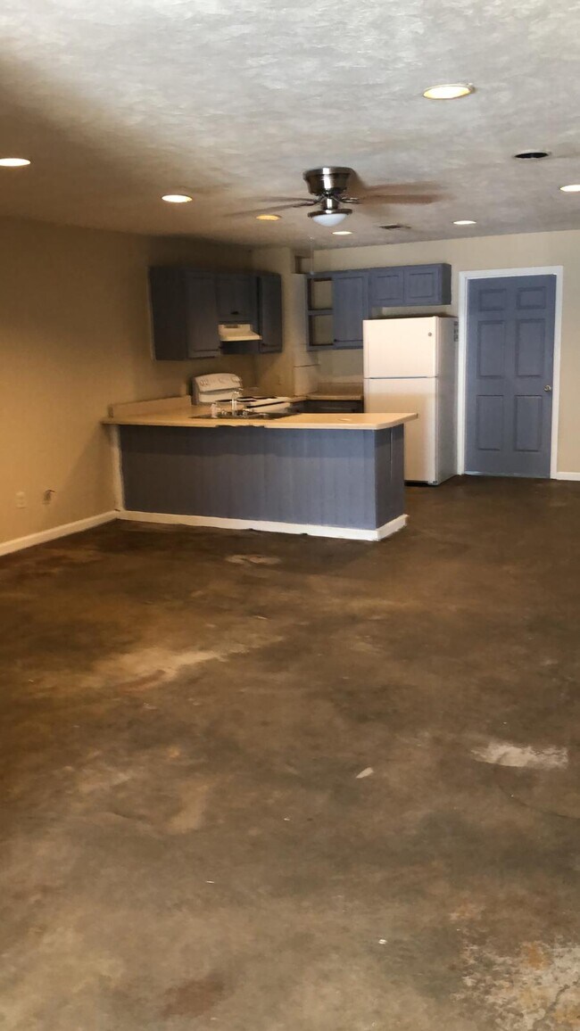 Building Photo - 140 Lemmon Drive