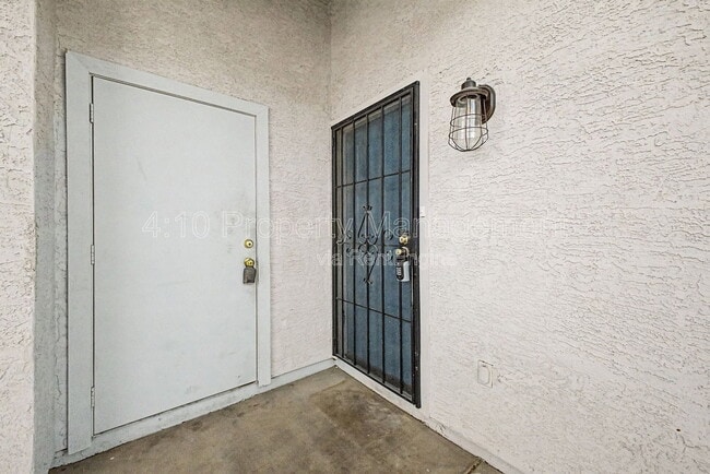 Building Photo - 280 S Elizabeth Way