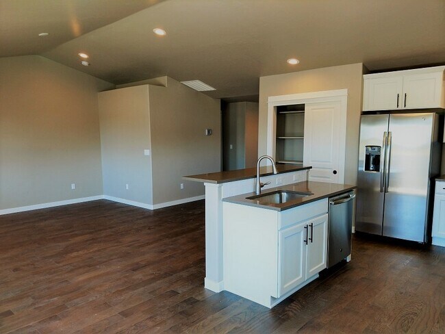 Foto del edificio - 6 MONTH LEASE AGREEMENT!