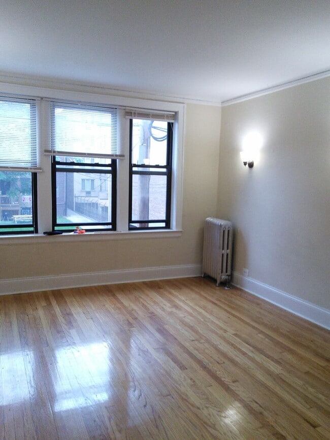 Building Photo - 428 W Surf St