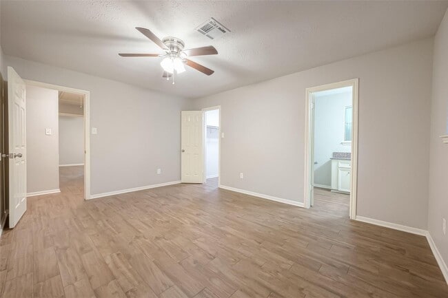 Building Photo - 1406 Pinecroft Dr