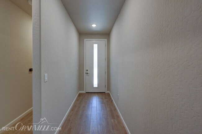 Foto del edificio - 877 Halford Ln