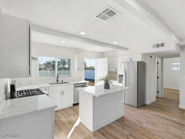 Building Photo - 604 Stanford St