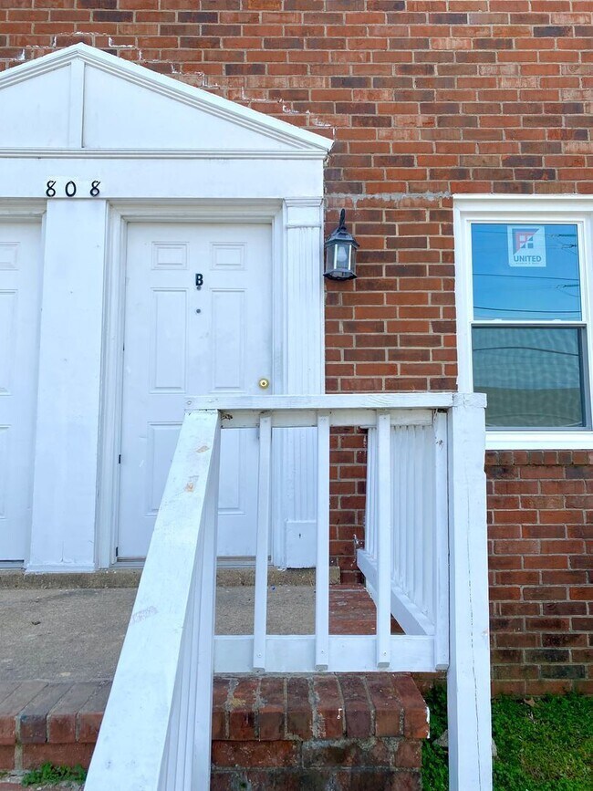 Building Photo - 808 Arlington Rd