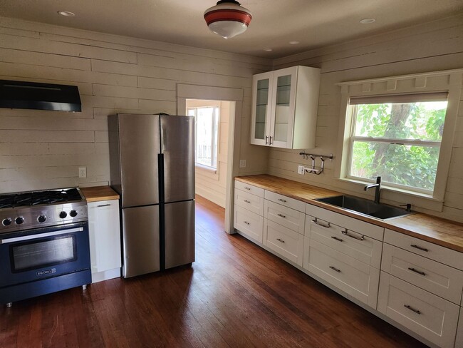 Building Photo - Perfect location, Beautiful property! So u...