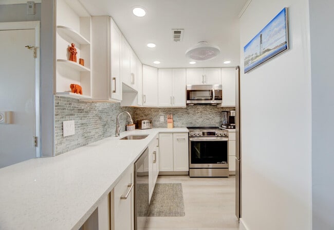 Building Photo - 305 N Pompano Beach Blvd