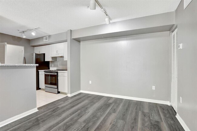 Foto del edificio - 4820 N State Rd 7