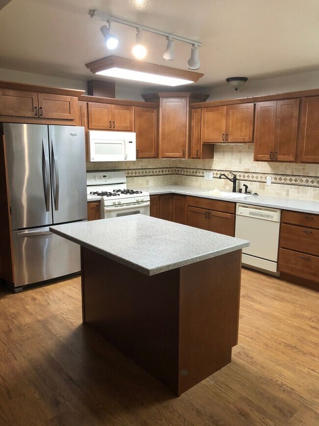 Foto del edificio - 3BR, 2BA, 1 car garage with spectacular vi...