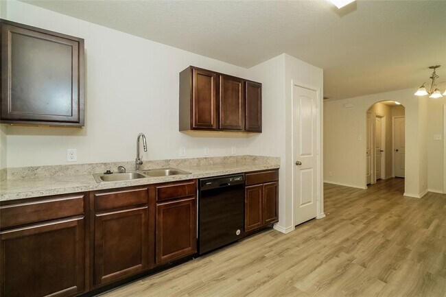 Building Photo - 17459 Linthorne St