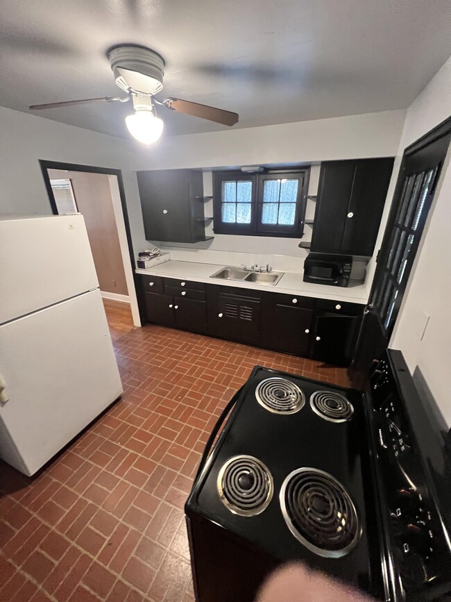 Building Photo - 440 Mistletoe Ave