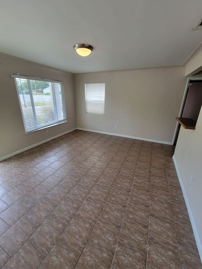 Foto del edificio - 2 BEDROOM 1 BATH HOME