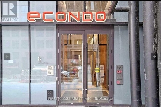 Photo du bâtiment - 8 Eglinton Ave E