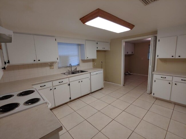 Foto del edificio - 2/2/1 1320 Sq. Ft. with INDOOR LAUNDRY, UPDATED BATHROOMS & a HUGE kitchen...