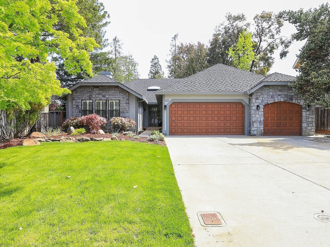 Foto principal - Elegant Almaden Valley 4-Bed Home with Spa...