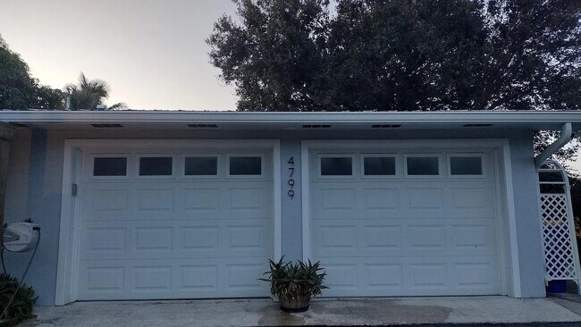 Foto del edificio - 4799 SE Horseshoe Point Rd