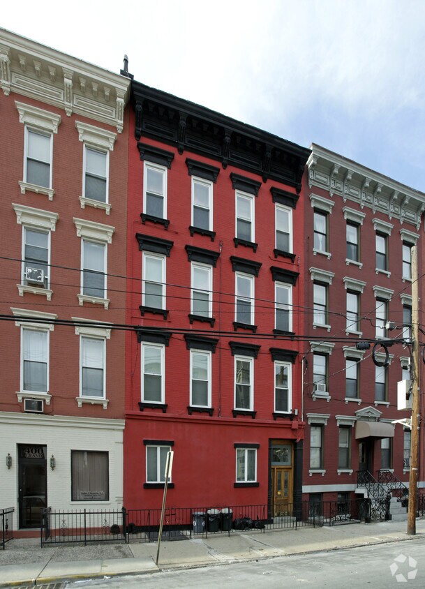 Primary Photo - 402 Grand St