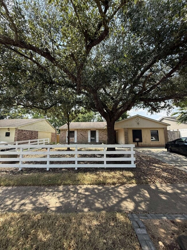 Foto del edificio - 16210 Lazy Ridge Rd
