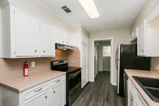 Building Photo - Beautiful 3 Bedroom Home in Brandon with A...