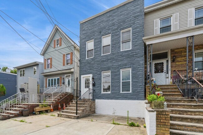 Building Photo - 30 W 50th St