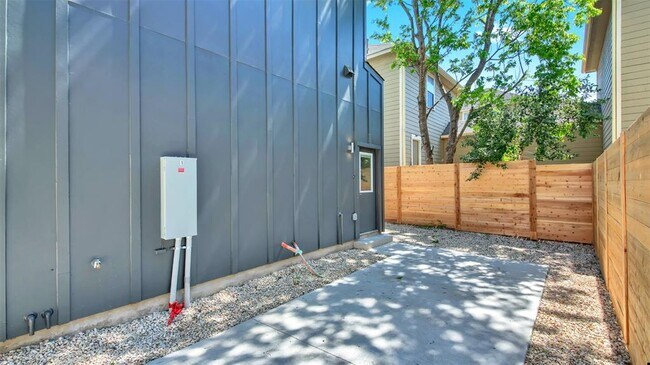 Foto del edificio - 7204 Meador Ave