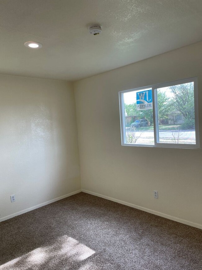 Building Photo - 3 br, 1 bath House - 301 S Sycamore (405)