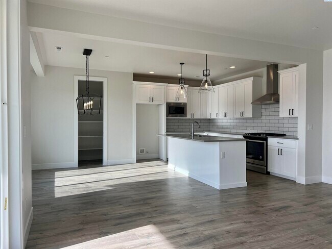 Foto del edificio - FOR RENT, newer modern home
