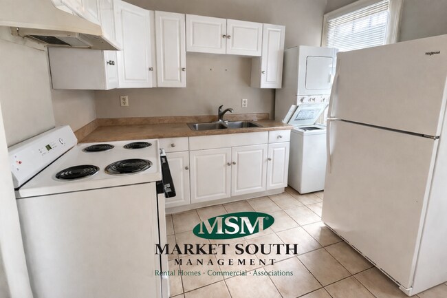 Building Photo - HISTORIC DOWNTOWN ONE BEDROOM!